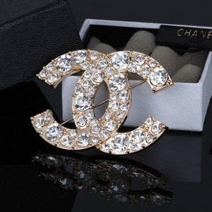 chanel logo diamond brooch